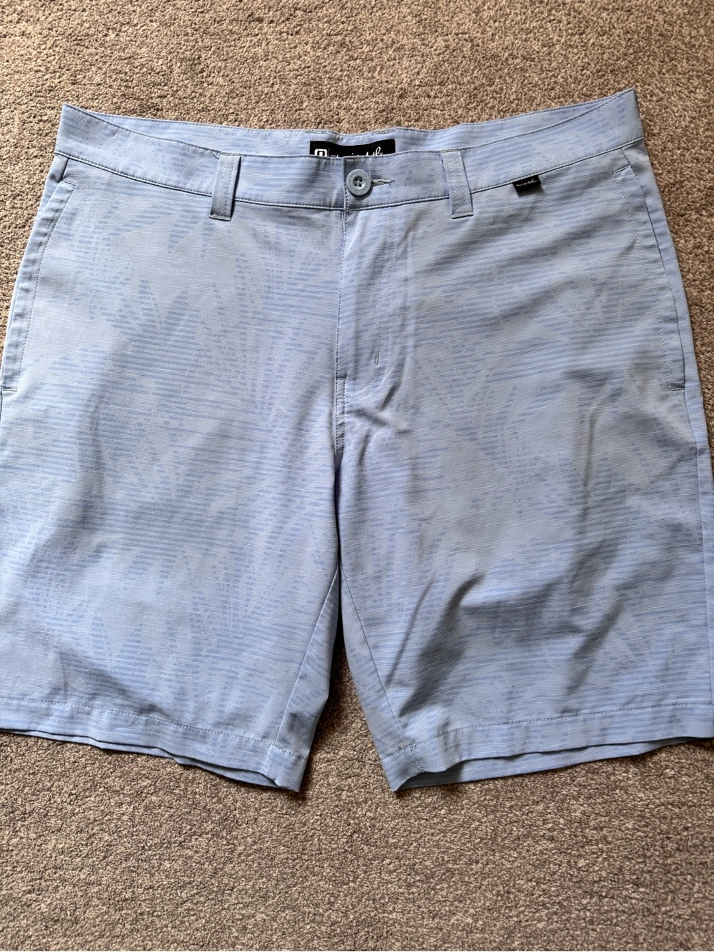 Men’s Travis Mathew Lifestyle 9” Golf Shorts Size 34 Light Blue Tropical Print